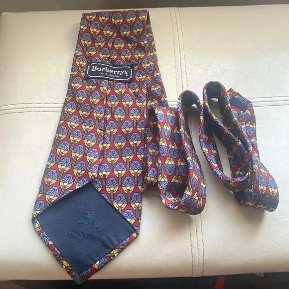 Vintage Burberrys of London Silk Hand Sewn Tie Perfect for Fall - Picture 1 of 7